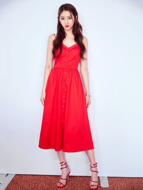 关晓彤韩系吊带短裙造型解析，大长腿与日常单品的完美融合